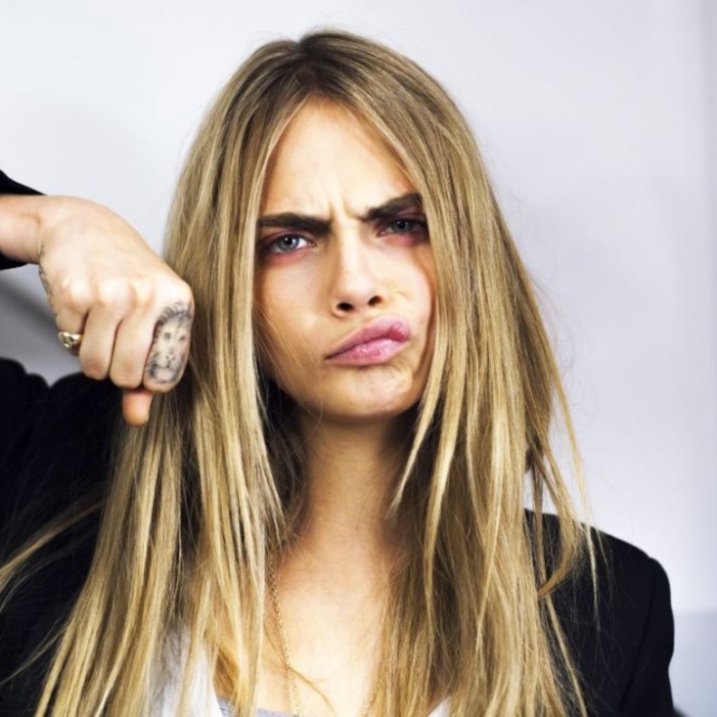 كارا ديليفين تعبر عن انزعاجها مصوري الباباراتزي