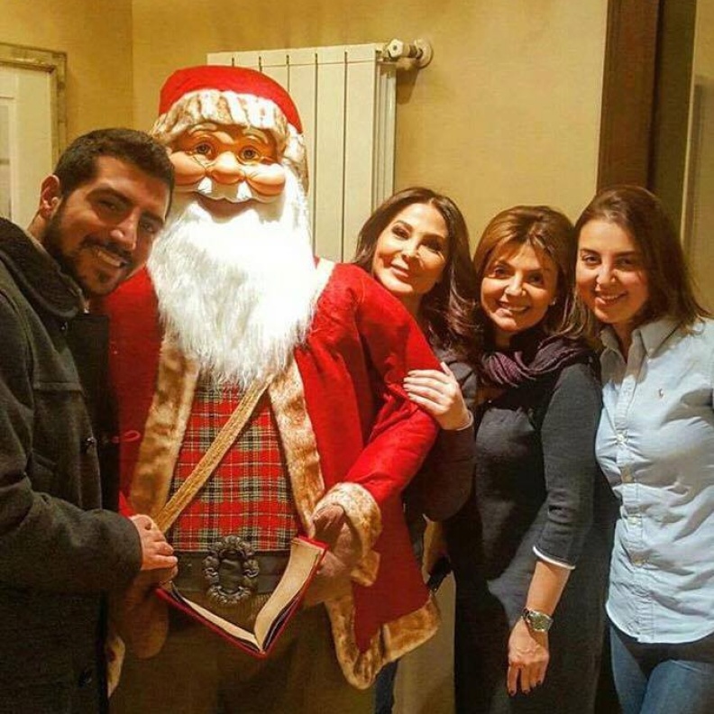 اليسا تحتفل بأعياد الميلاد بوقت مبكر مع أصدقائها المقربين