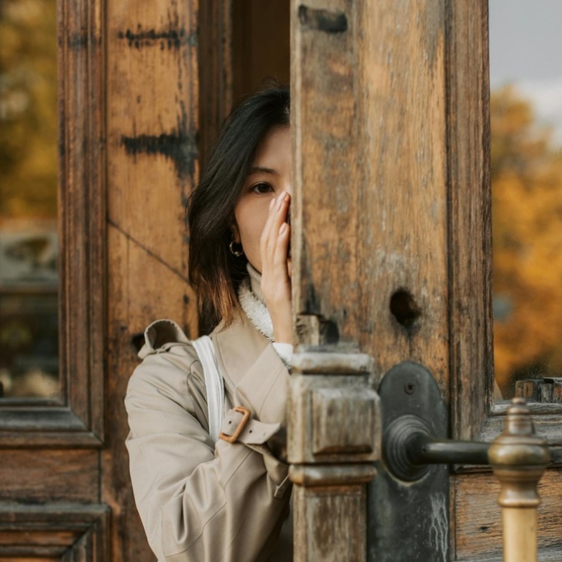 تعرفي على صفات شخصية المرأة الكتومة وكيفية التعامل معها