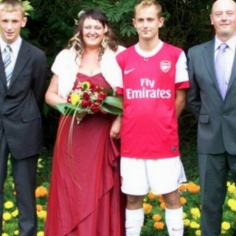 عريس يستبدل بدلة العرس بقميص فريقه المفضل!