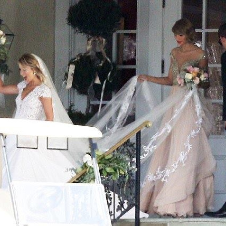 تايلور سويفت تشارك فرحة أعز صديقات عمرها