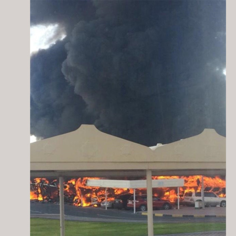 حريق يلتهم 19 سيارة في موقف جامعة الشارقة