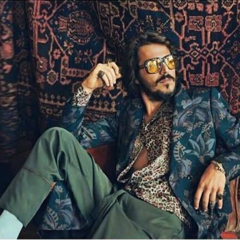  محمد جونسور  فى جلسة تصوير غريبة الاطوار