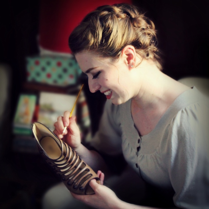 وصيفة تكتب على حذا صديقتها العروس