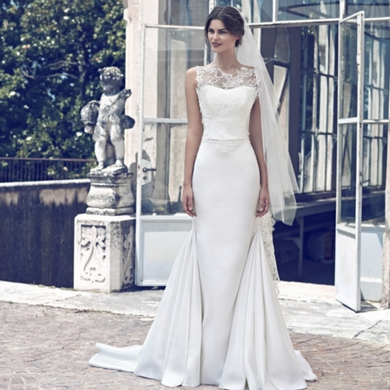 في حال كان فستانك ذو تصميم كلاسيكي اختاري مكان فخم ليظهر الفستان بأجمل طريقة