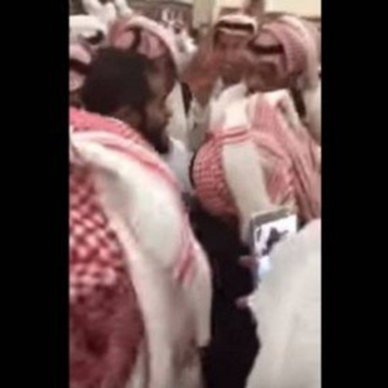 العريس وسط اصدقاؤه