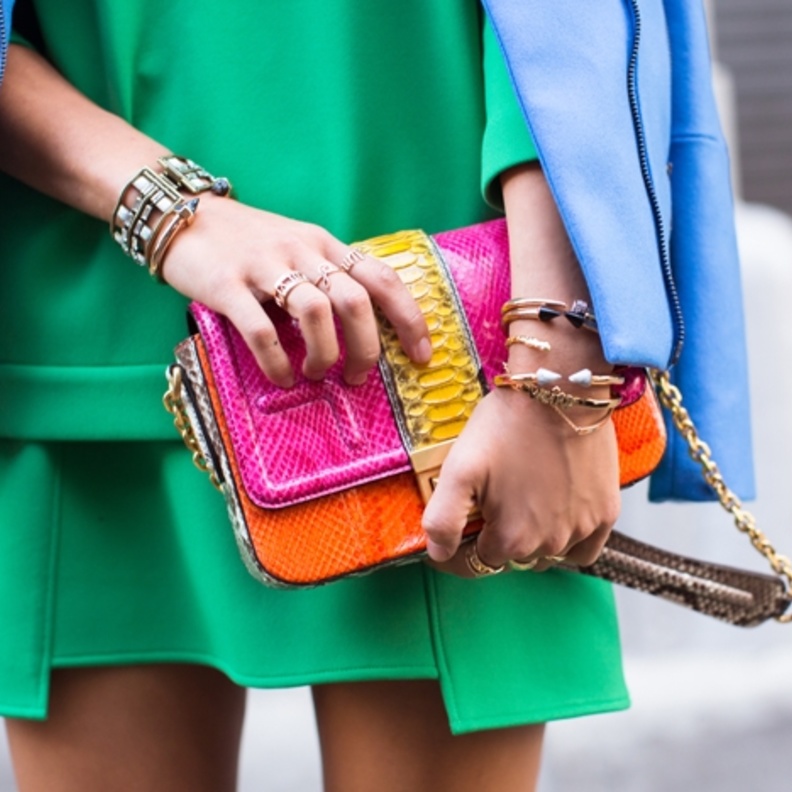 شنط يد بألوان ربيعية وبجلد الأفعى الفاخر