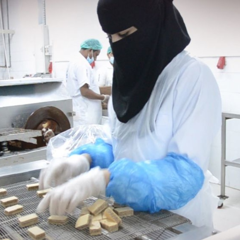 اصبحت المرأة السعودية تنافس الرجل في المصانع 