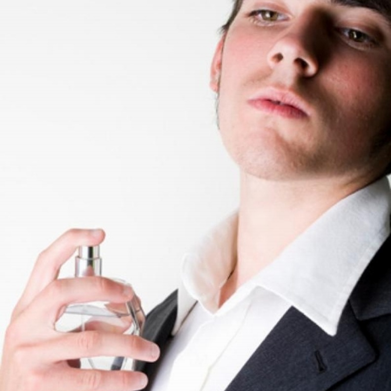 لا تكتمل اطلالة الرجل واناقته من دون وضع العطور المناسبة له