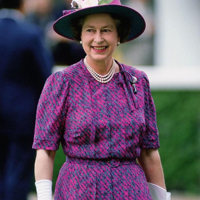 ألوان حيوية اعتمدتهم الملكة اليزابيث عام ١٩٨٦ خلال زيارتها لهون كونغ