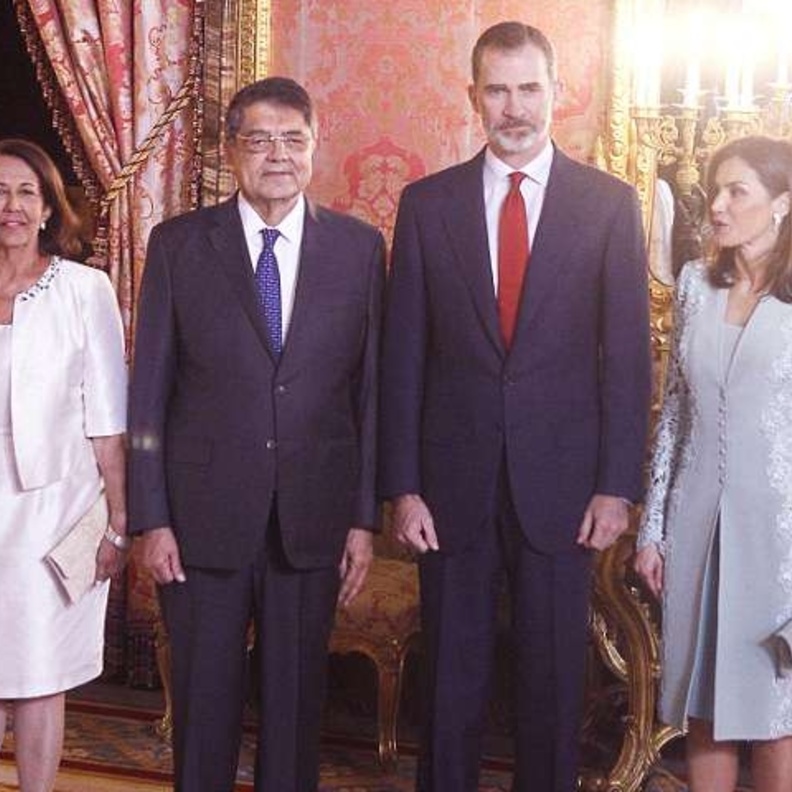 إطلالة الملكة ليتيزيا في استقبال الرئيس البرتغالي