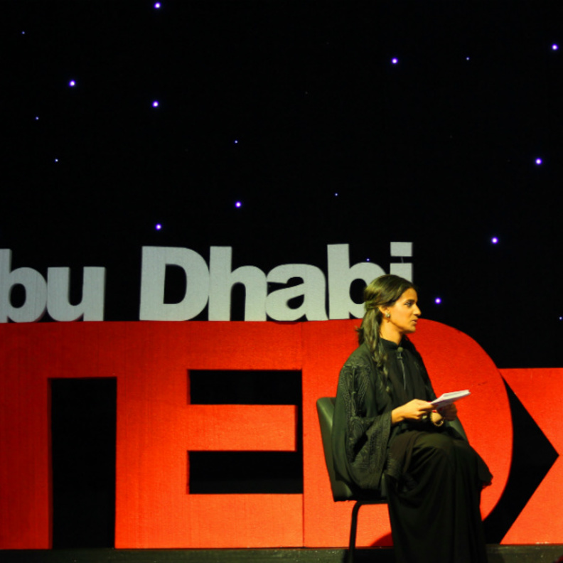 غزة المغيري اثناء مشاركتها في برنامج TEDX ابوظبي