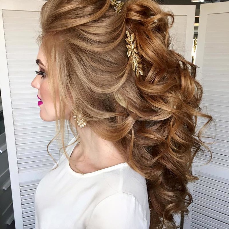 رفعة شعر ناعمة لخصلات شعر العروس المتموجة 