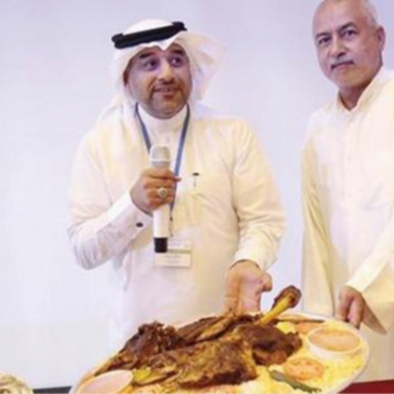 صحن المندي اثناء بيعه في المزاد 