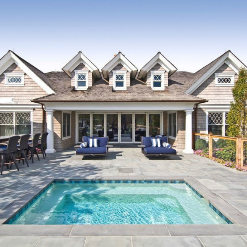 جلسة تناول الطعام مع الشيزلونغات امام المسبح الصغي