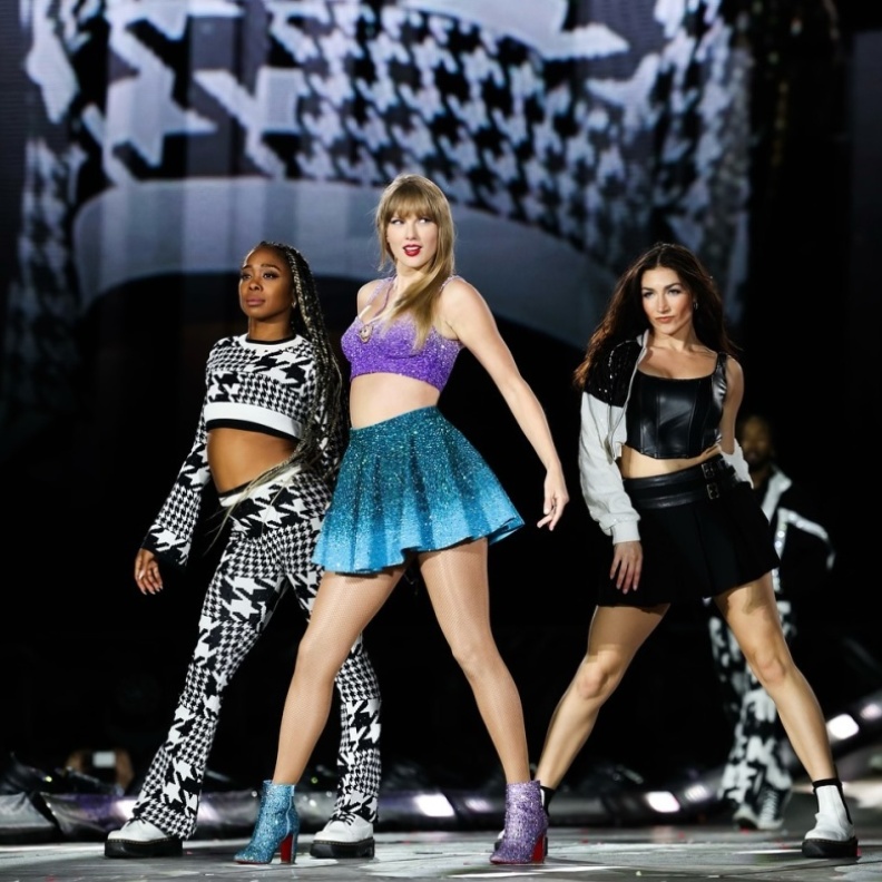 قصر باكنغهام يرحب بتايلور سويفت قبل عرضها الأول في لندن