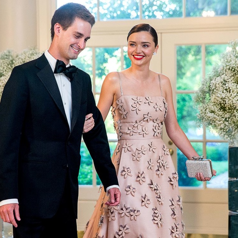 ميراندا كير تعلن عن خطبتها إلى ايفان شبيغل