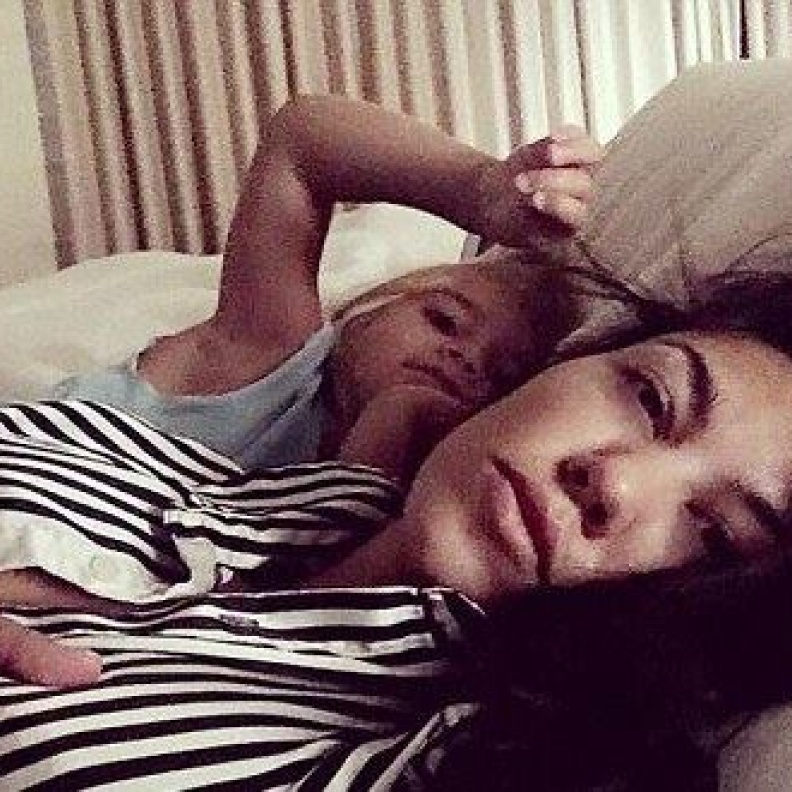 كورتني كردشيان تنشر صورة سيلفي مع ابنها بدون مكياج فور استيقاظها من النوم