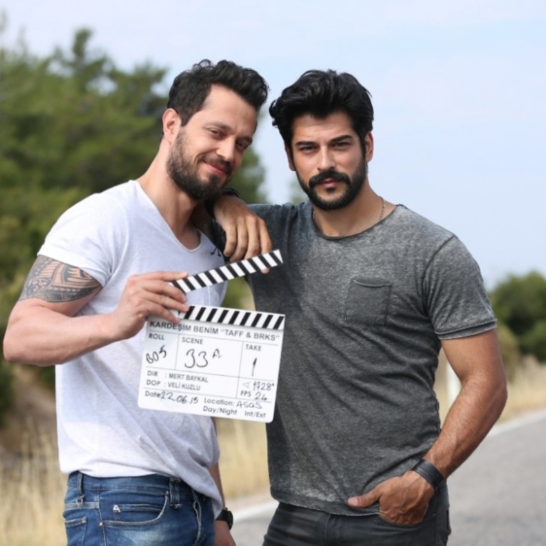 الممثل التركي بوراك أوزجفيت مع المغني التركي مراد بوز في كواليس أخي انا