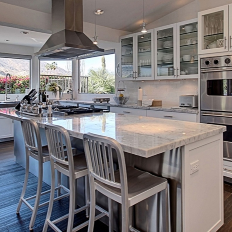 مطبخ المنزل مجهز تجهيز كامل ويحتوي على العديد من الاسطح الرخامية وحوضين لغسيل الأطباق