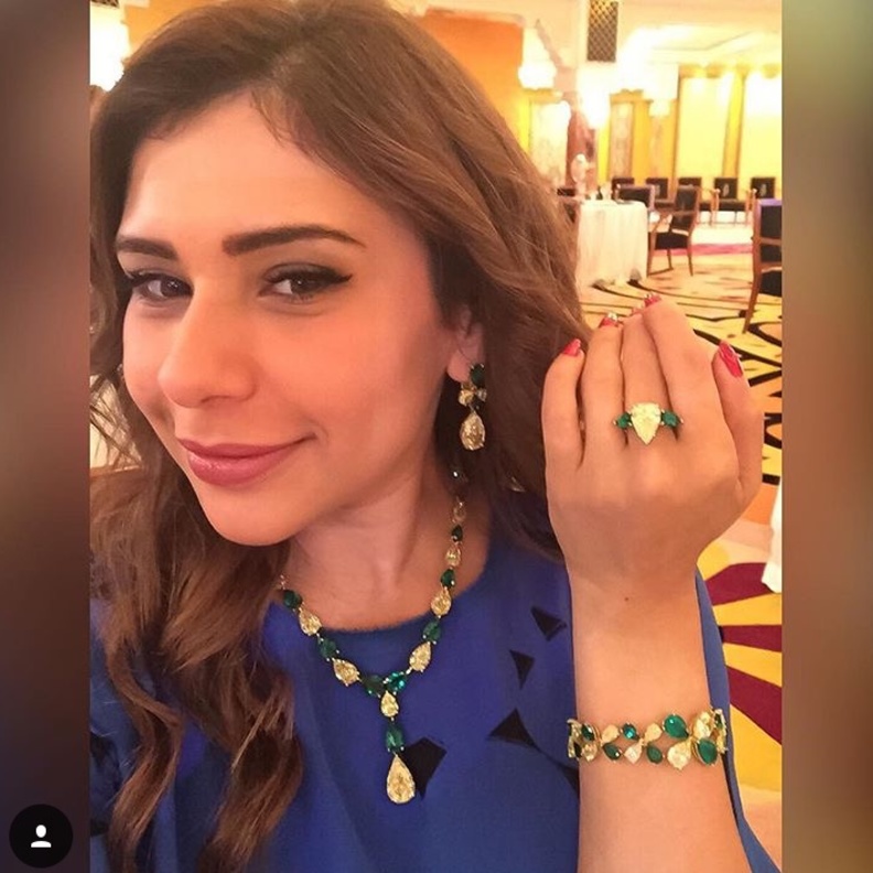 سارة تعرض مجوهراتها