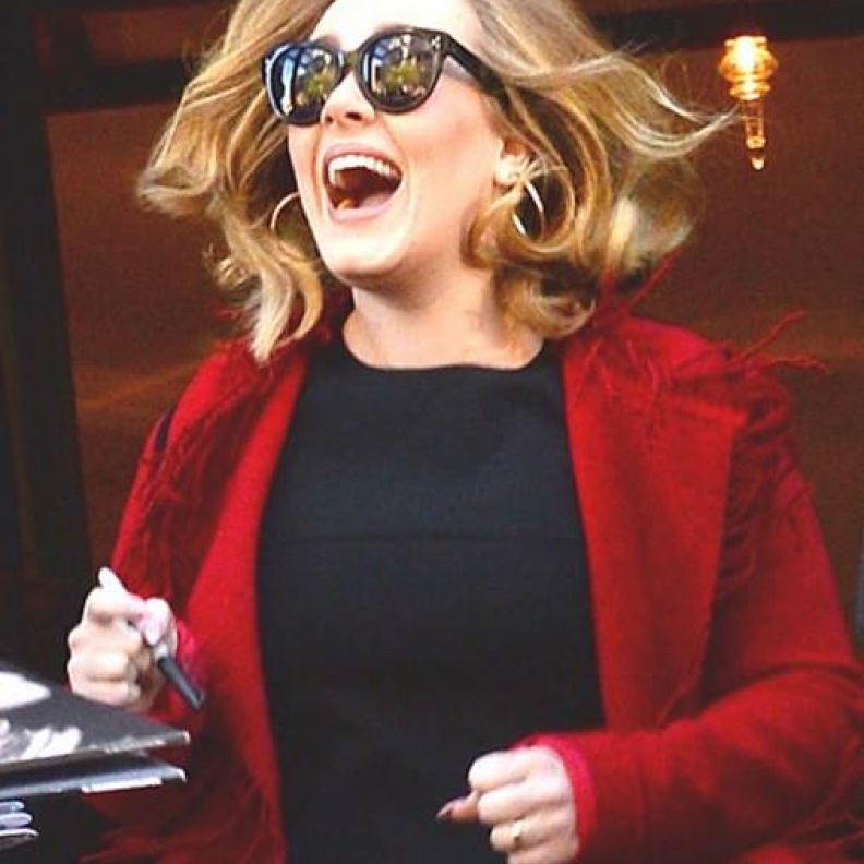 أديل و صرخة سعادة من القلب أثناء توقيع ألبومها في نيويورك يوم أمس