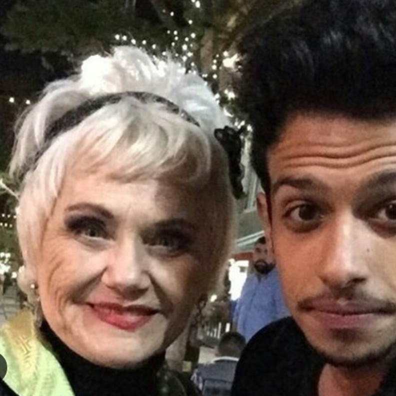 شهرزاد مع أحد معجبيها