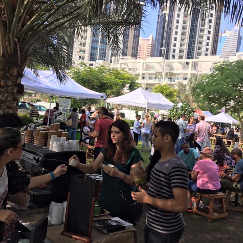 ذا فارمرز ماركت .. أطعمة ومنتجات عضوية مباشرةً من مزارع الإمارات