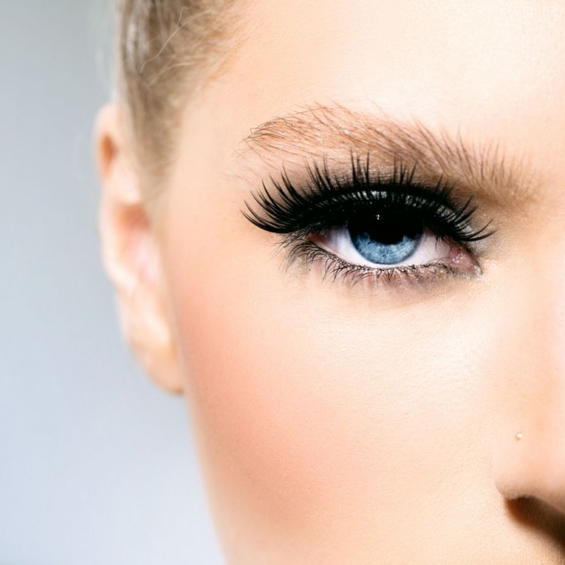 رموش كثيفة وجذابة