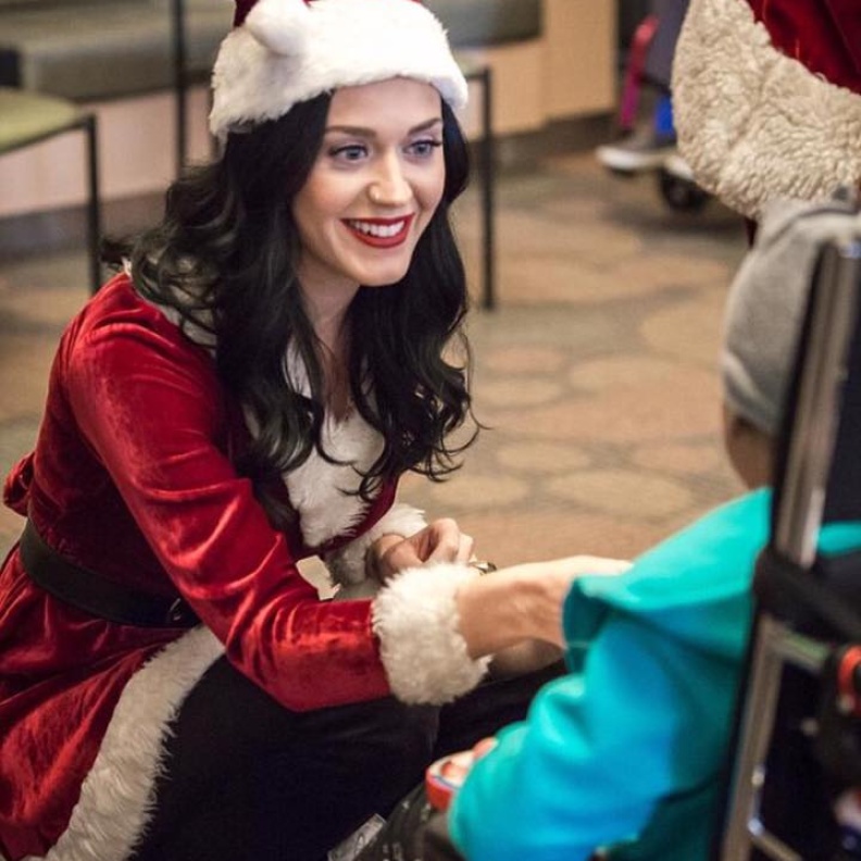 كاتي بيري تحتفل بأعياد في مستشفى خاص بالأطفال في لوس أنجلوس 