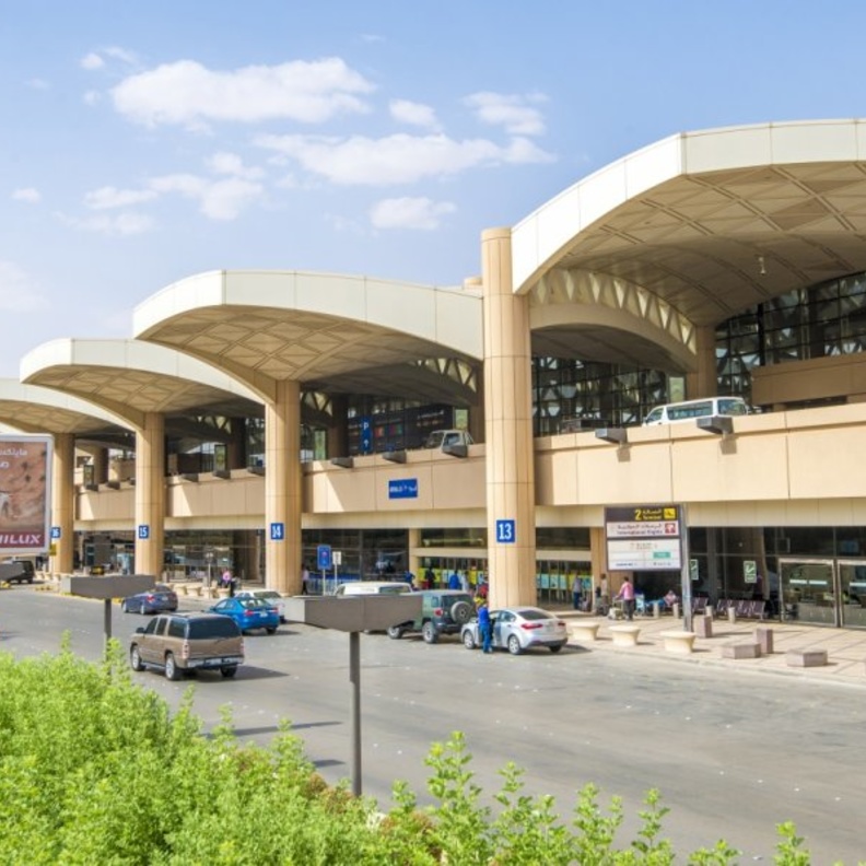 تعليق الرحلات الجوية الدولية ومنع الدخول إلى السعودية برا وبحرا مؤقتا