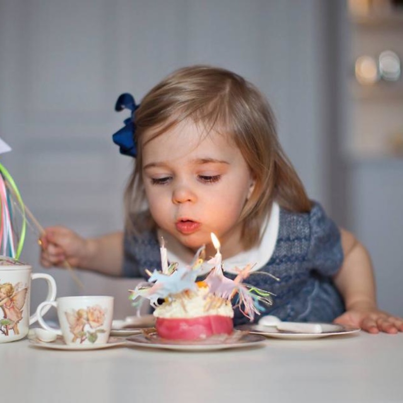 ليونور تطفيء شمعتها الثانية