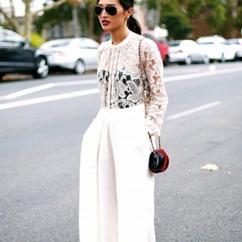 بامكانك استبدال التنورة بالسروال العريض لاطلالة أنيقة