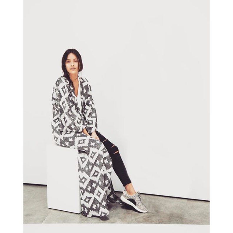 تنسيق الحذاء الرياضي مع العباية