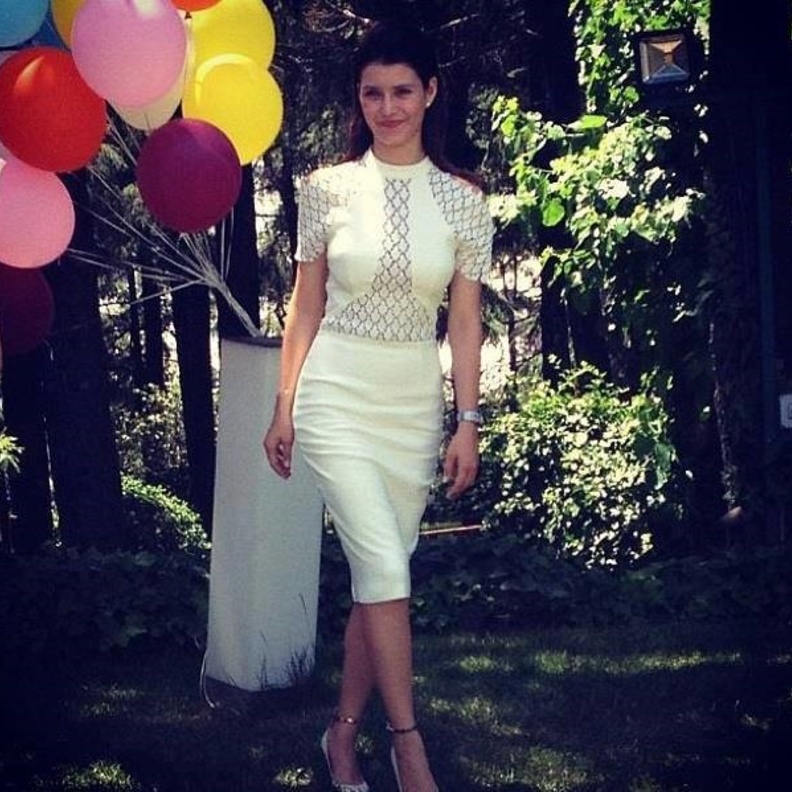 بيرين سات تتألق بفستان أبيض ميدي صباحي