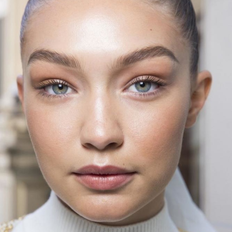 رسم الحواجب مع الحفاظ على رسمة الحواجب الطبيعية