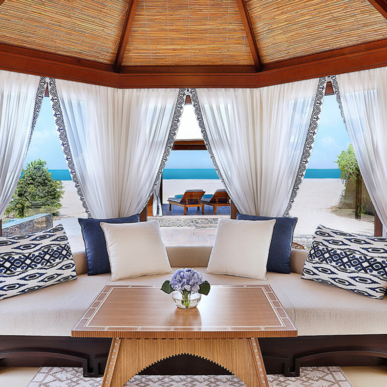 معنى جديد للرفاهية في منتجع الريتز-كارلتون رأس الخيمة، شاطئ الحمرا