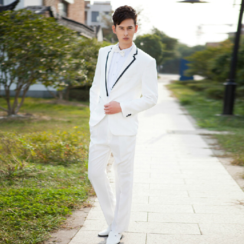 بدلة العريس البيضاء مزينة بالاسود