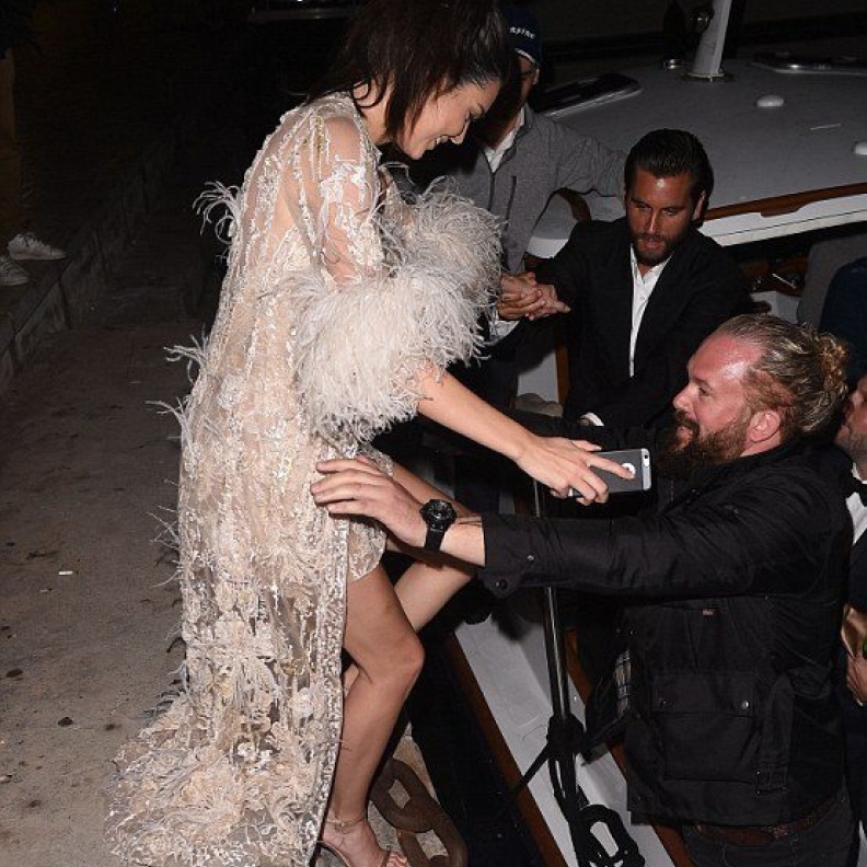 يبدو أن كيندال جينر بحاجة لمساعدة فعلية من قبل طاقم الزورق لمساعدتها على ركوبه