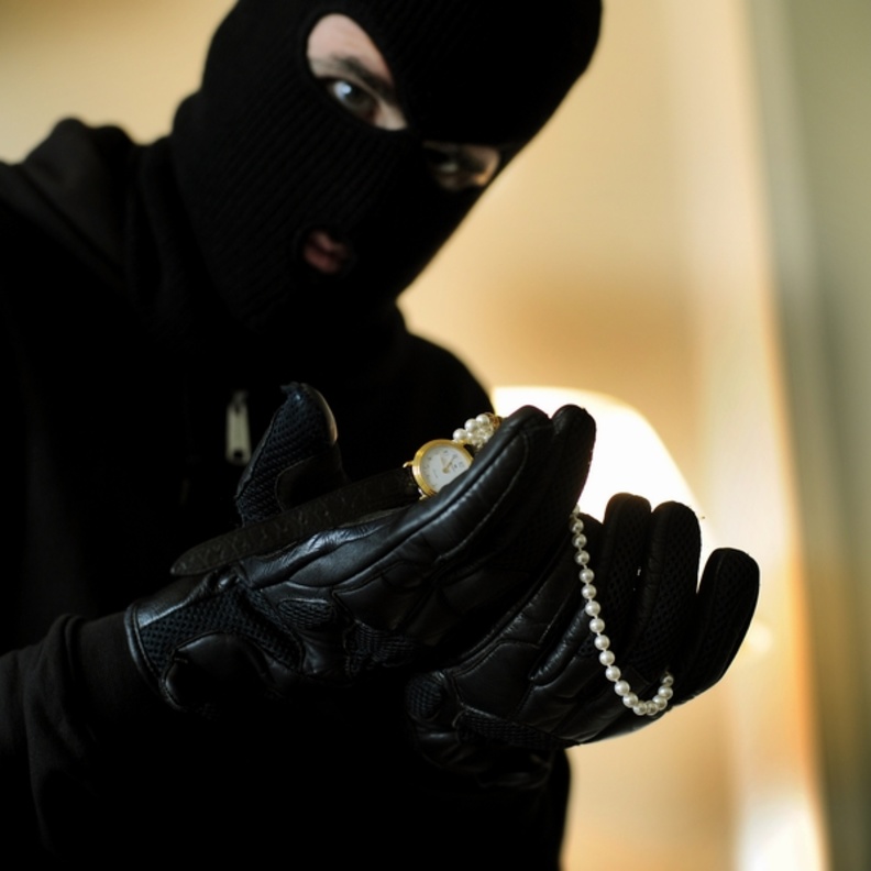 فيديو : مجهول يضرب فتاة ويسرقها في وضح النهار