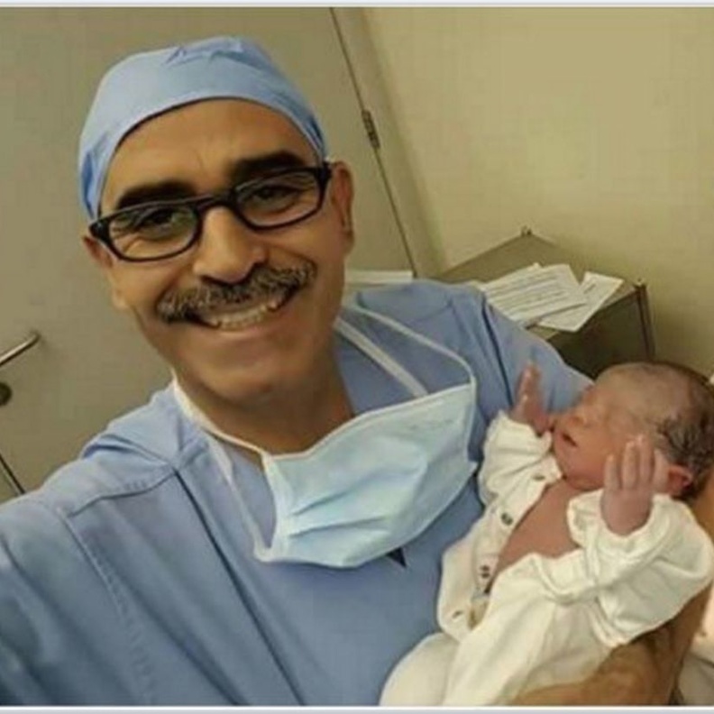 الصورة للطفل الرضيع مع الطبيب 