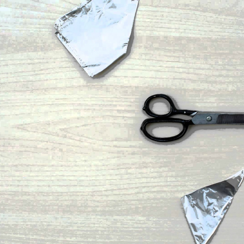 يستخدم ورق الالمنيوم لشحذ شفرات السكاكين والمقصات