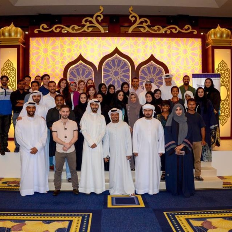 موظفو "مركز الجليلة لثقافة الطفل" يجتمعون على مائدة الافطار