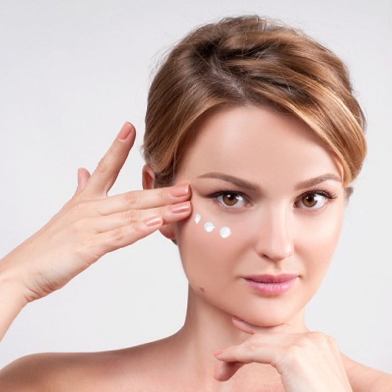 لا تهملي ترطيب محيط العين