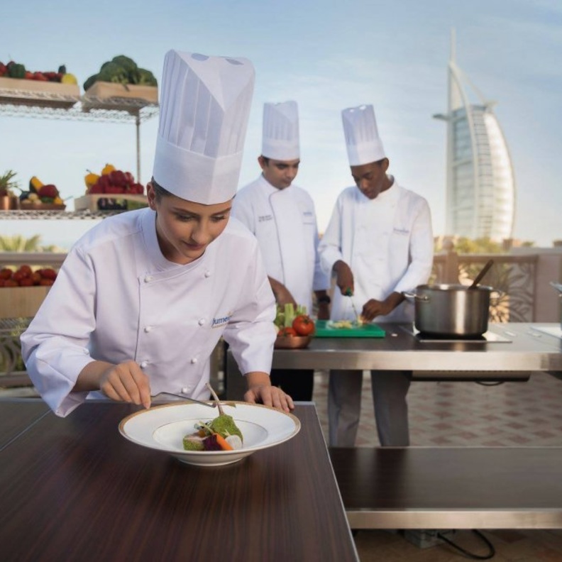 منح دراسية وجوائز مميزة للعام الدراسي المقبل في كلية دبي للسياحة