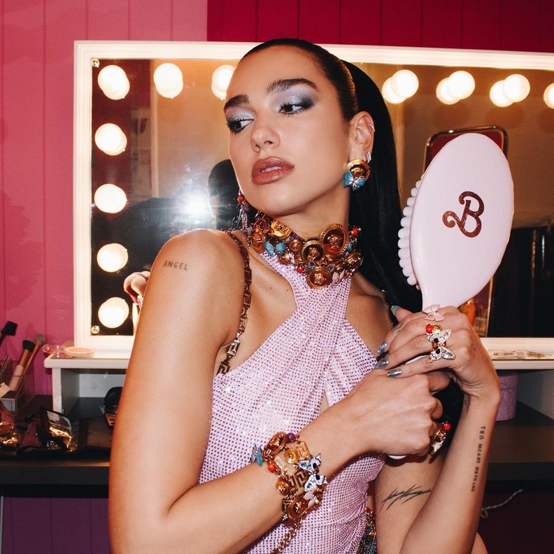 تزيّني بتصاميم مجوهرات أنثوية من وحي النجمة دوا ليبا Dua Lipa