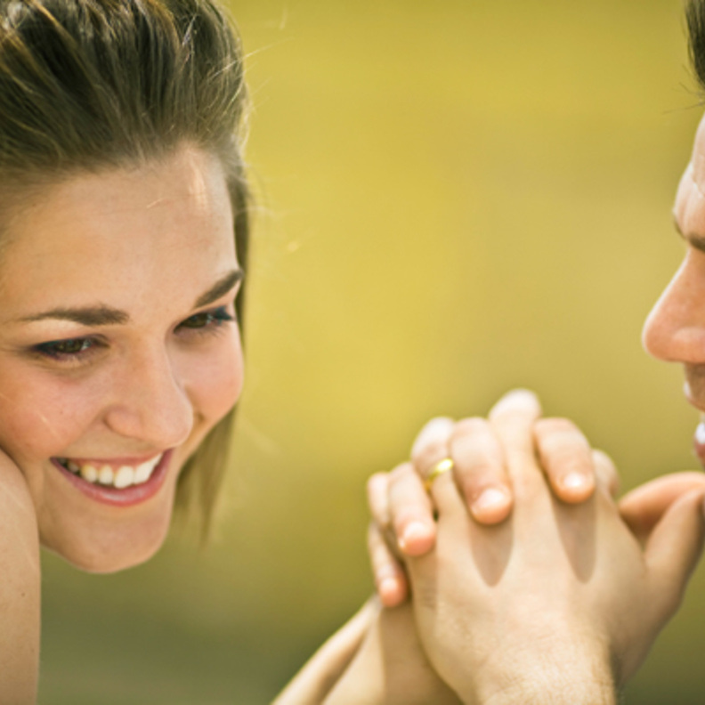 6 اسباب هامة تجعل المراة الخجولة هي الاقرب الى قلب الرجل 