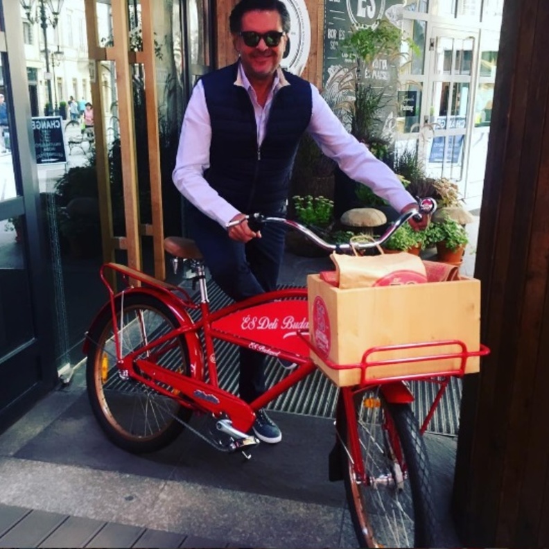 راغب علامة يشارك متابعيه على انستغرام بصورة صباحية نشيطة من بودابست 