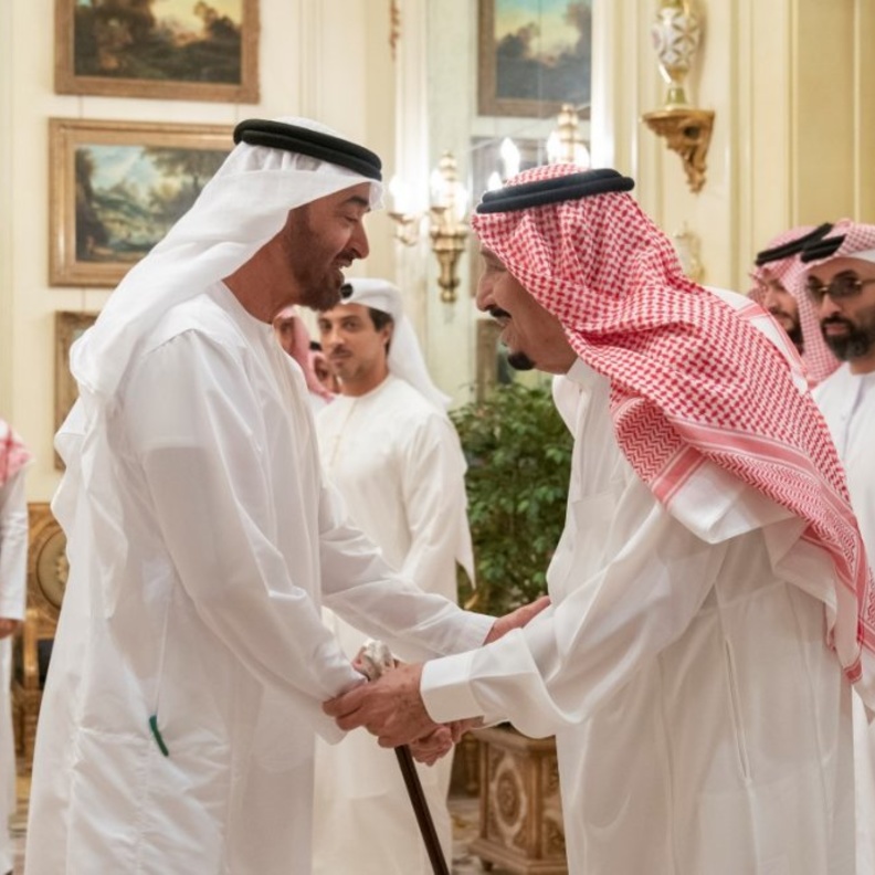 محمد بن زايد يهنئ خادم الحرمين الشريفين باليوم الوطني الـ 89 للمملكة