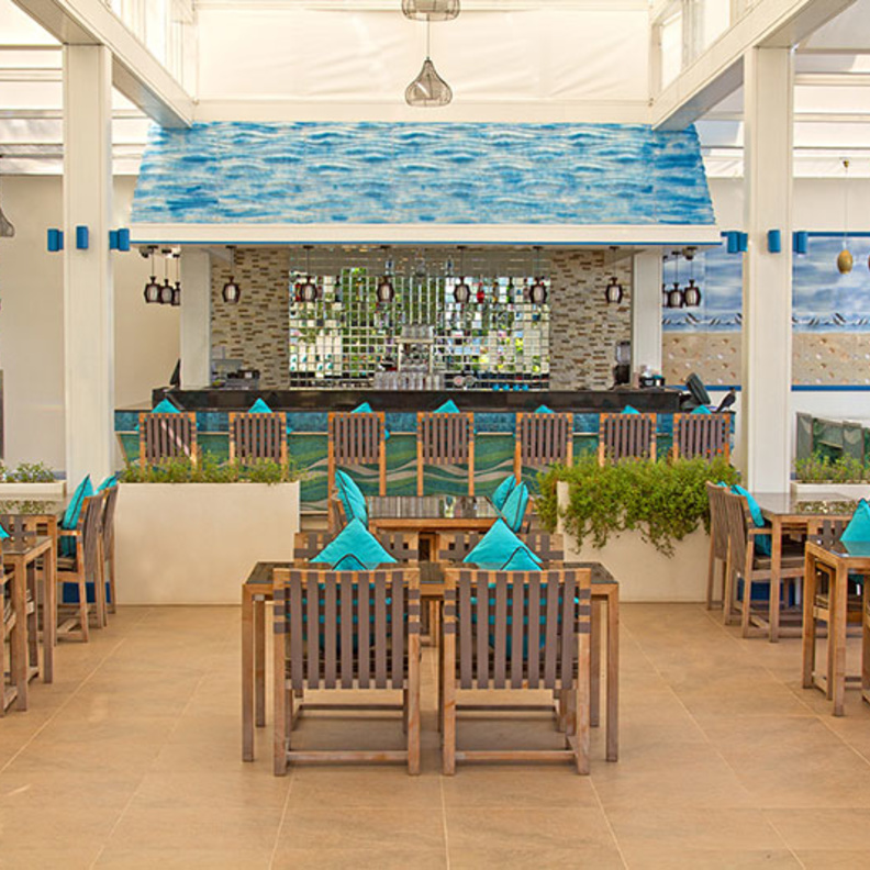 استمتعوا بمأكولات البحر المتوسط في مطعم بلاج في فندق جميرا زعبيل سراي النخلة